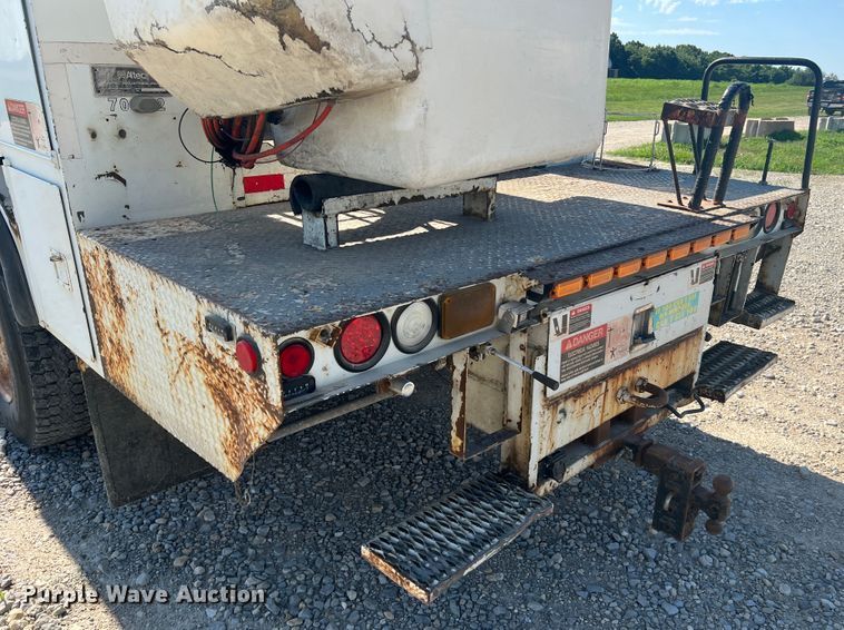 image for item JM9251 2005 Freightliner Business Class M2  bucket truck