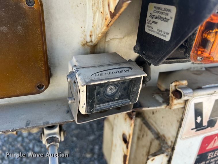 image for item JM9251 2005 Freightliner Business Class M2  bucket truck