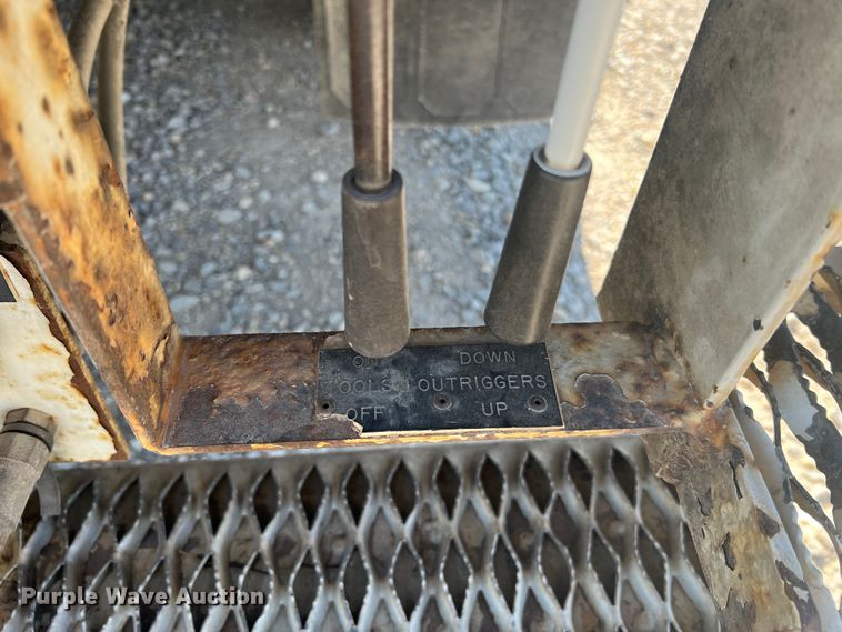 image for item JM9251 2005 Freightliner Business Class M2  bucket truck