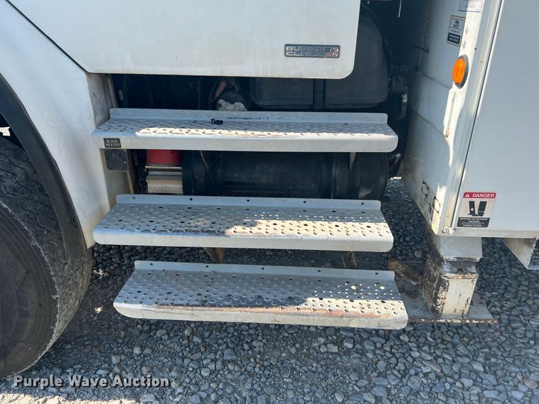 image for item JM9251 2005 Freightliner Business Class M2  bucket truck