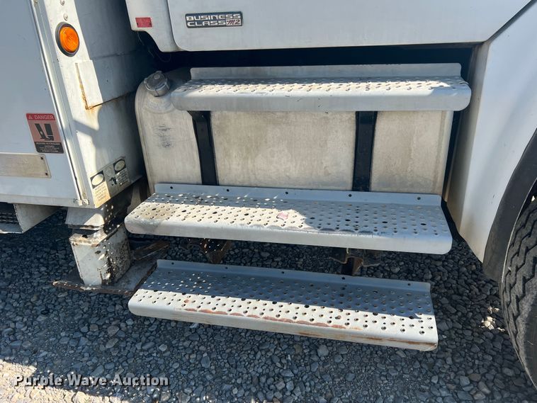 image for item JM9251 2005 Freightliner Business Class M2  bucket truck