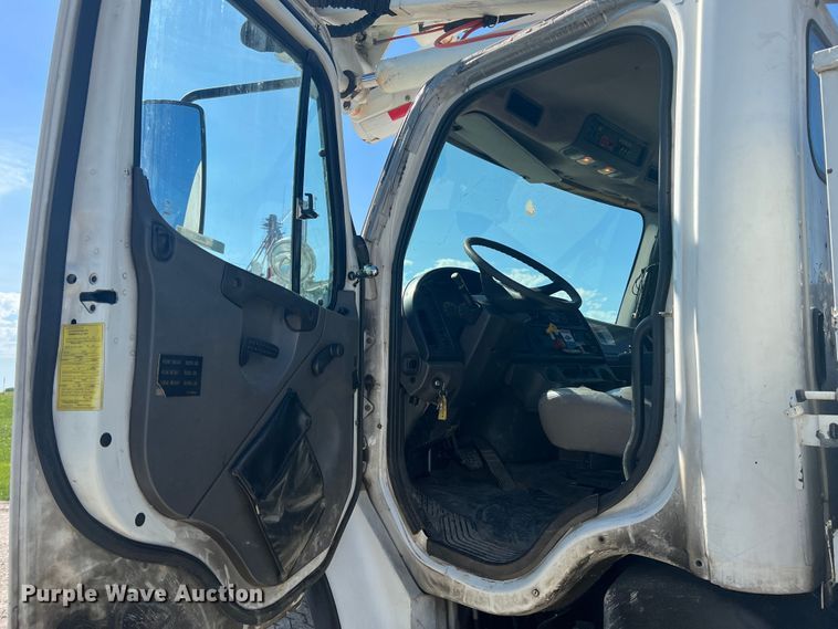 image for item JM9251 2005 Freightliner Business Class M2  bucket truck