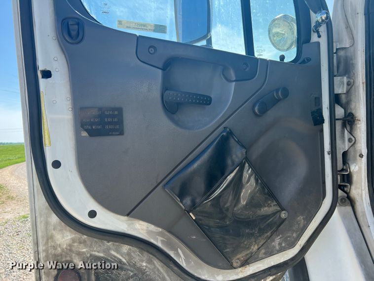 image for item JM9251 2005 Freightliner Business Class M2  bucket truck