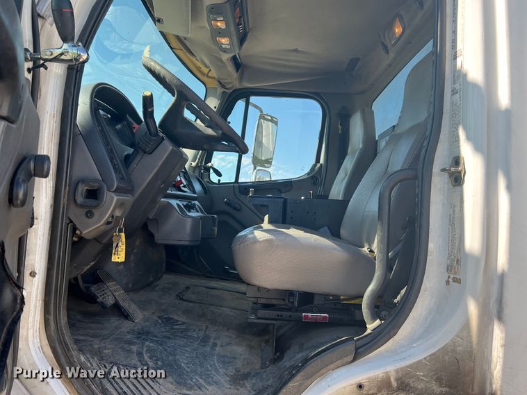 image for item JM9251 2005 Freightliner Business Class M2  bucket truck