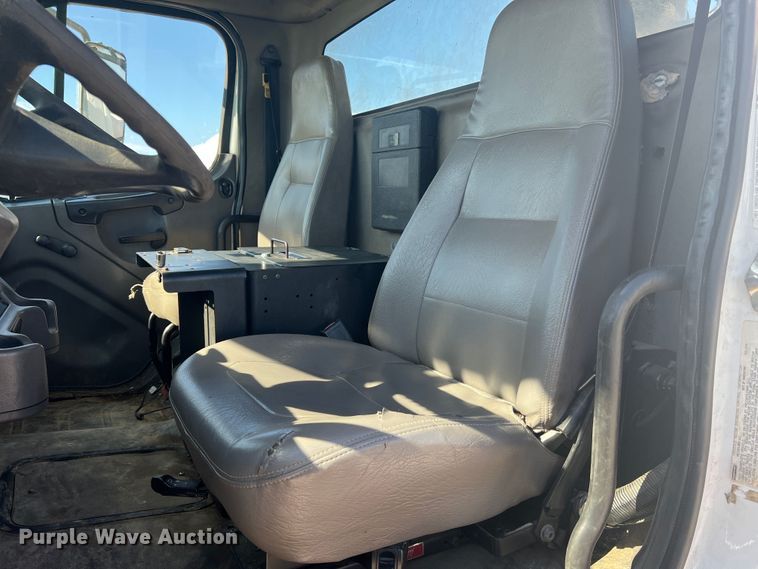 image for item JM9251 2005 Freightliner Business Class M2  bucket truck