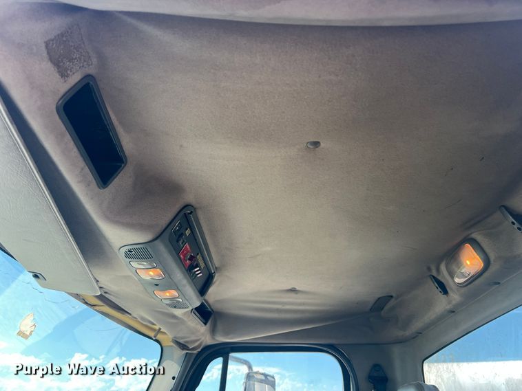 image for item JM9251 2005 Freightliner Business Class M2  bucket truck