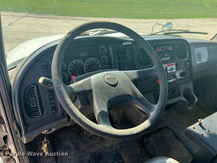 image for item JM9251 2005 Freightliner Business Class M2  bucket truck