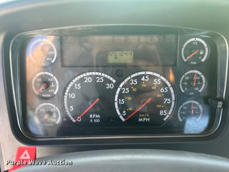 image for item JM9251 2005 Freightliner Business Class M2  bucket truck