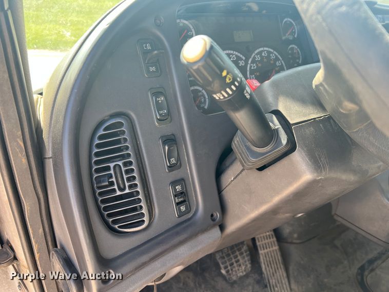 image for item JM9251 2005 Freightliner Business Class M2  bucket truck