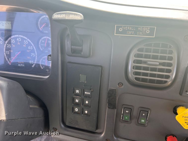 image for item JM9251 2005 Freightliner Business Class M2  bucket truck