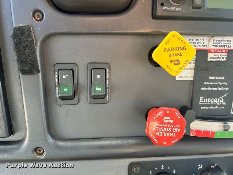 image for item JM9251 2005 Freightliner Business Class M2  bucket truck