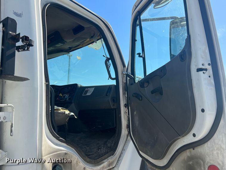 image for item JM9251 2005 Freightliner Business Class M2  bucket truck