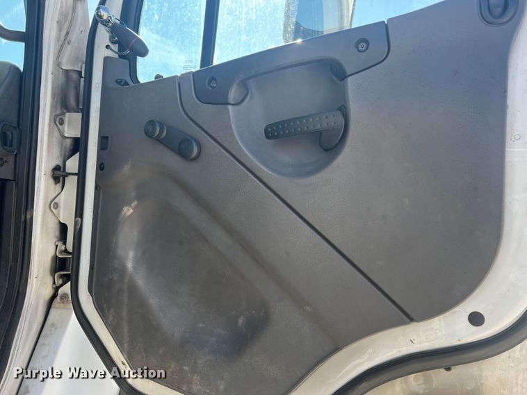 image for item JM9251 2005 Freightliner Business Class M2  bucket truck