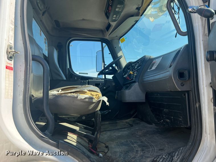 image for item JM9251 2005 Freightliner Business Class M2  bucket truck