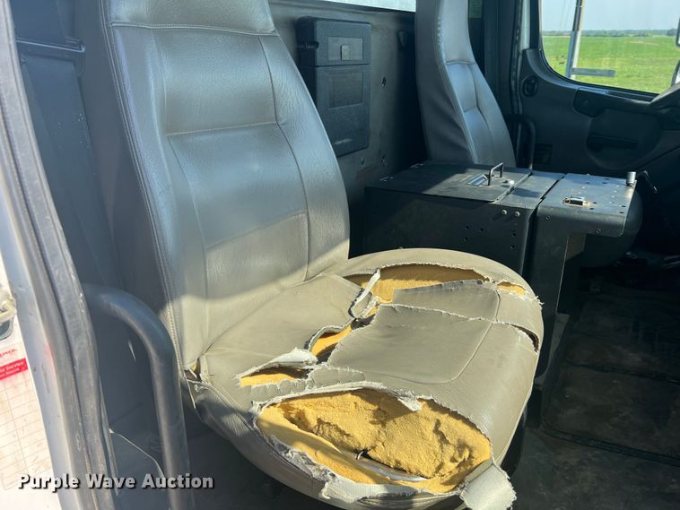 image for item JM9251 2005 Freightliner Business Class M2  bucket truck