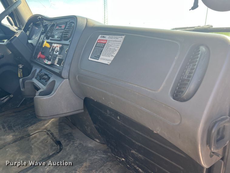 image for item JM9251 2005 Freightliner Business Class M2  bucket truck