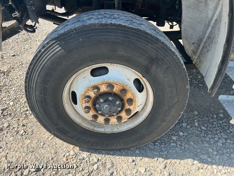 image for item JM9251 2005 Freightliner Business Class M2  bucket truck