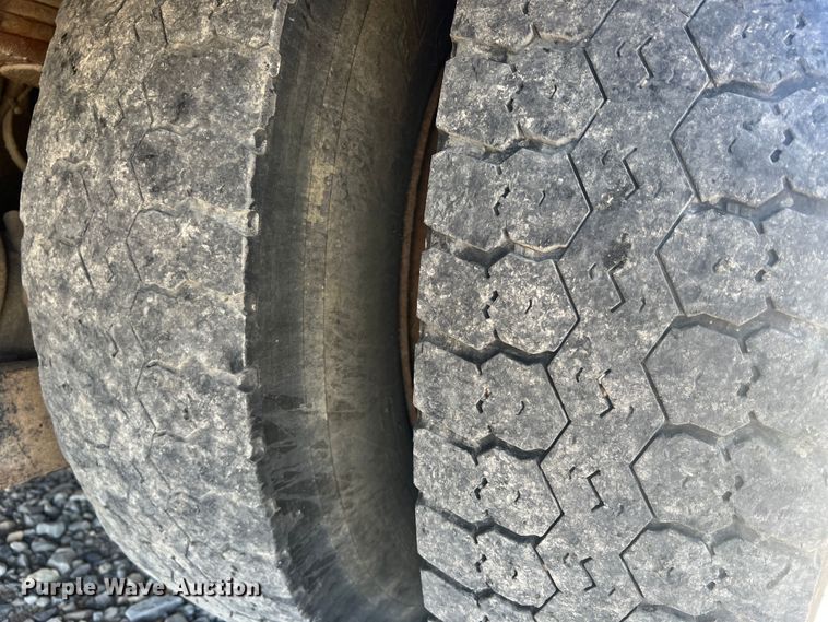 image for item JM9251 2005 Freightliner Business Class M2  bucket truck