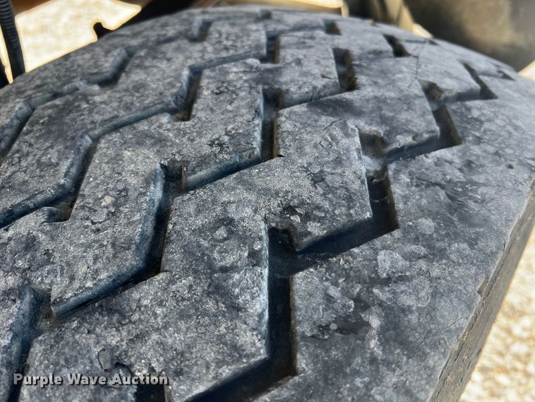 image for item JM9251 2005 Freightliner Business Class M2  bucket truck