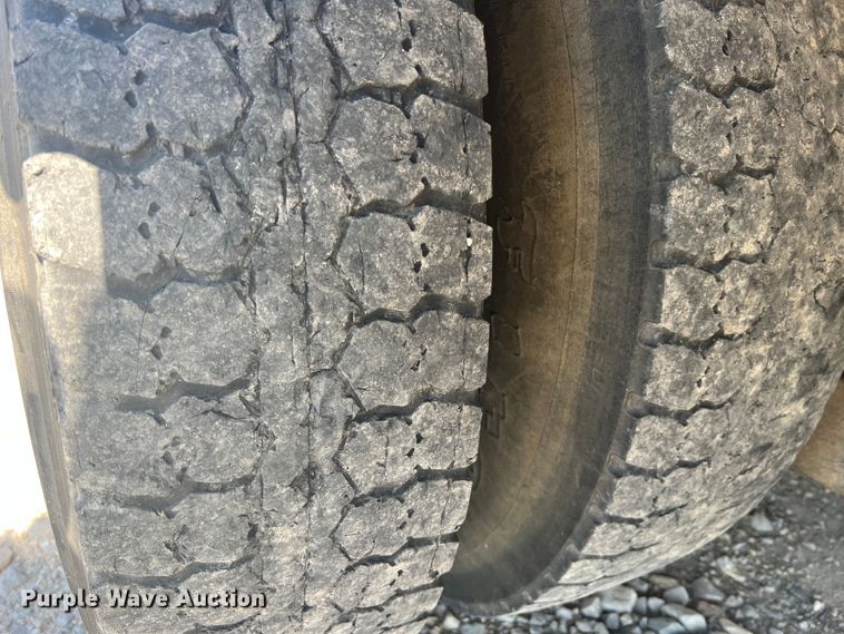 image for item JM9251 2005 Freightliner Business Class M2  bucket truck