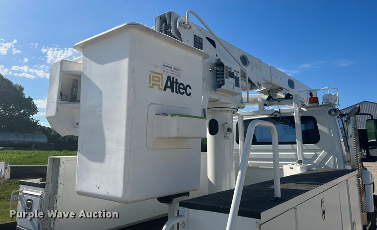 image for item JM9252 2011 International WorkStar 7300  bucket truck