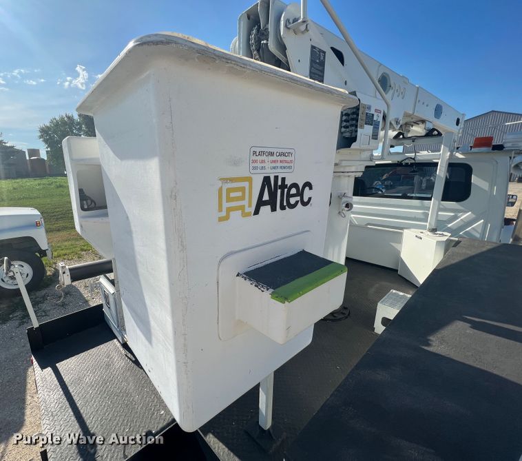 image for item JM9252 2011 International WorkStar 7300  bucket truck