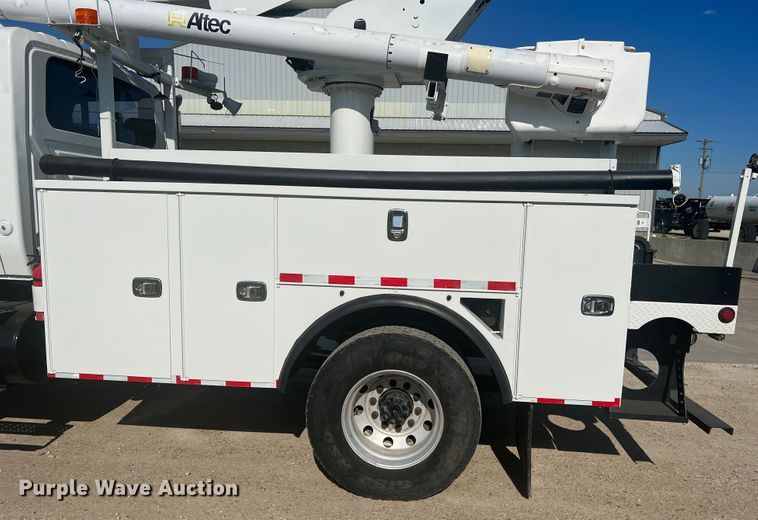 image for item JM9252 2011 International WorkStar 7300  bucket truck