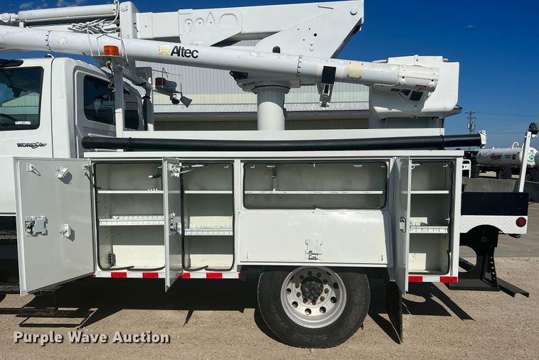 image for item JM9252 2011 International WorkStar 7300  bucket truck