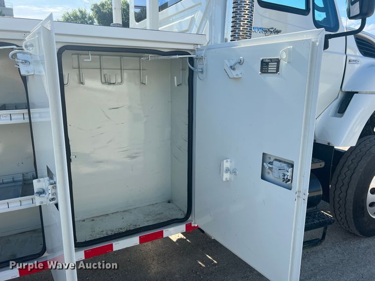 image for item JM9252 2011 International WorkStar 7300  bucket truck