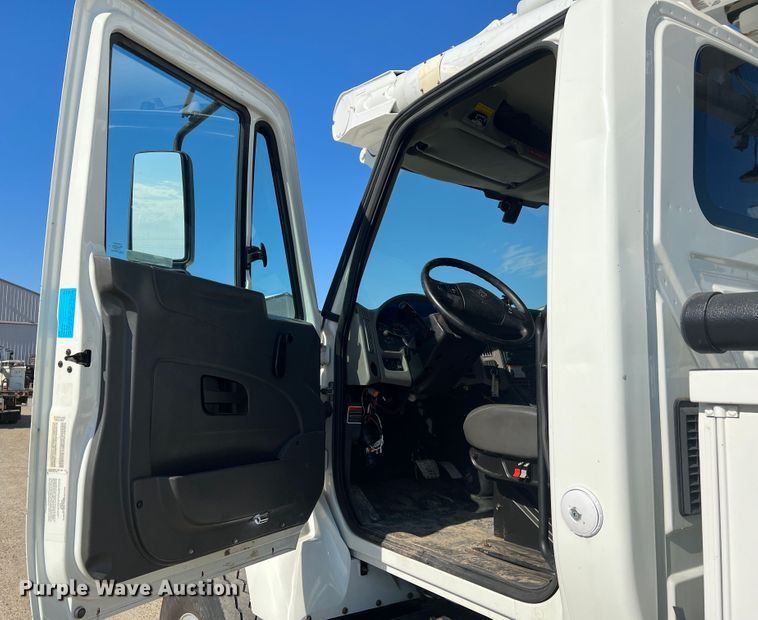 image for item JM9252 2011 International WorkStar 7300  bucket truck