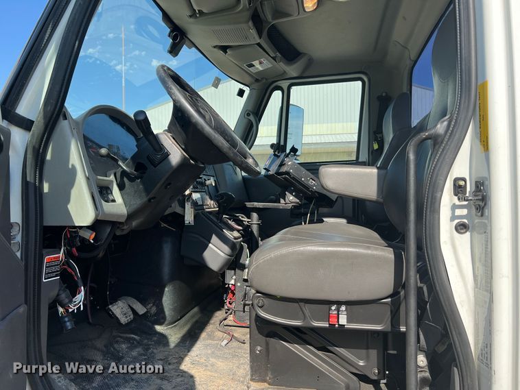 image for item JM9252 2011 International WorkStar 7300  bucket truck