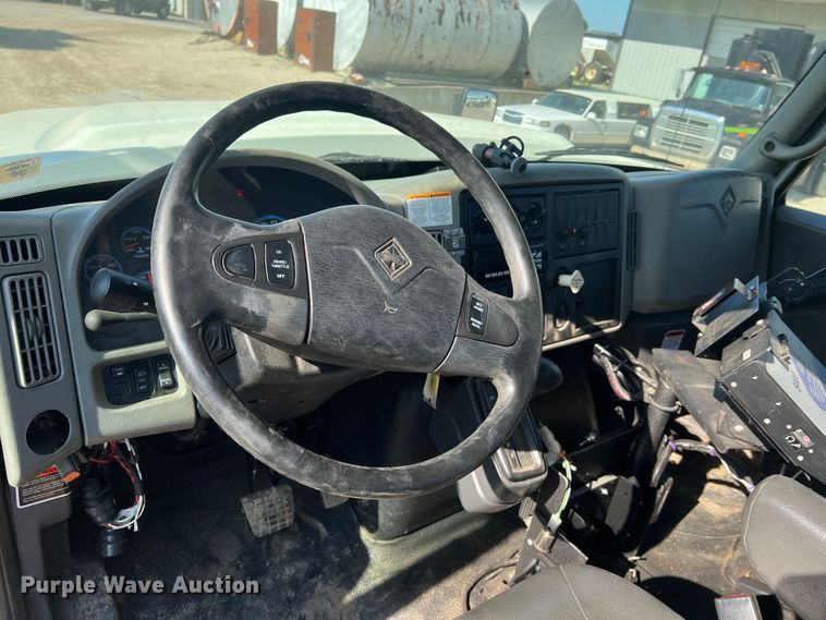 image for item JM9252 2011 International WorkStar 7300  bucket truck