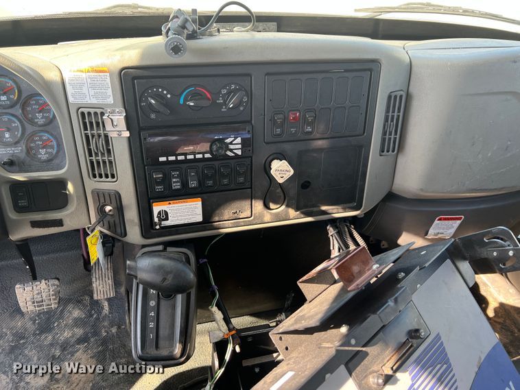 image for item JM9252 2011 International WorkStar 7300  bucket truck