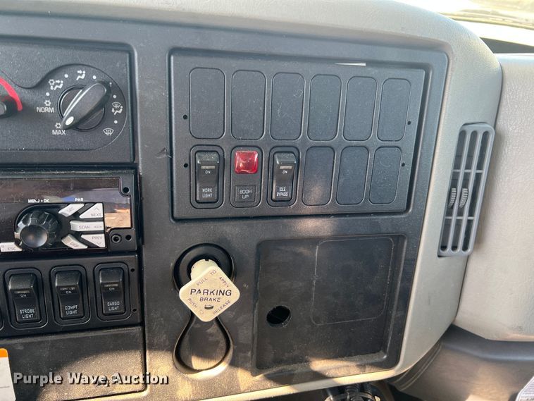 image for item JM9252 2011 International WorkStar 7300  bucket truck