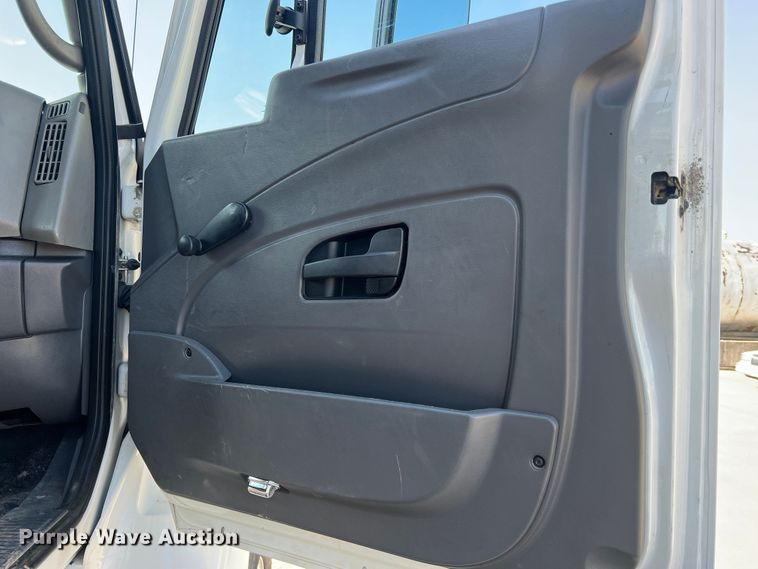 image for item JM9252 2011 International WorkStar 7300  bucket truck