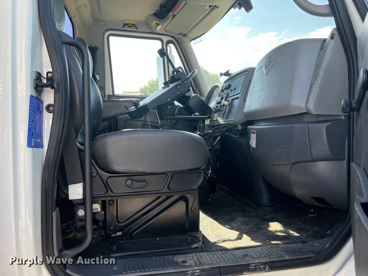 image for item JM9252 2011 International WorkStar 7300  bucket truck