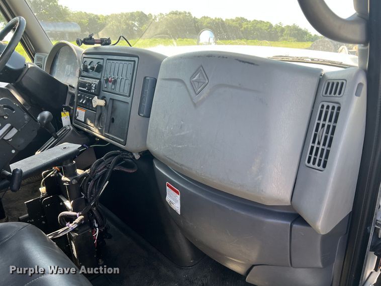 image for item JM9252 2011 International WorkStar 7300  bucket truck