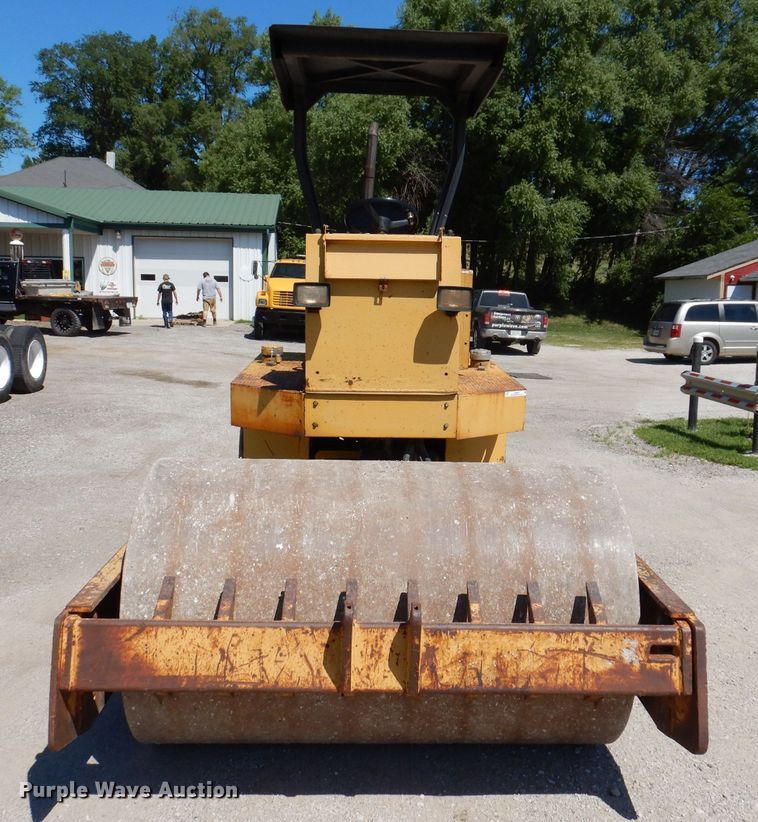 image for item JO9047 1994 Caterpillar CP-433B  single drum vibratory roller