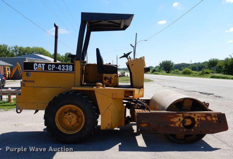 image for item JO9047 1994 Caterpillar CP-433B  single drum vibratory roller