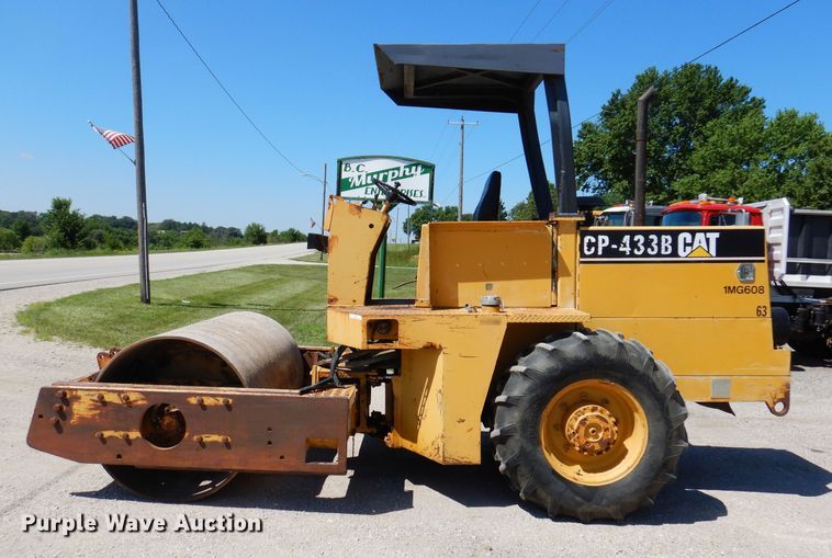 image for item JO9047 1994 Caterpillar CP-433B  single drum vibratory roller