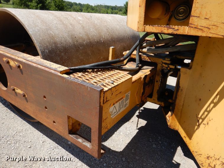 image for item JO9047 1994 Caterpillar CP-433B  single drum vibratory roller