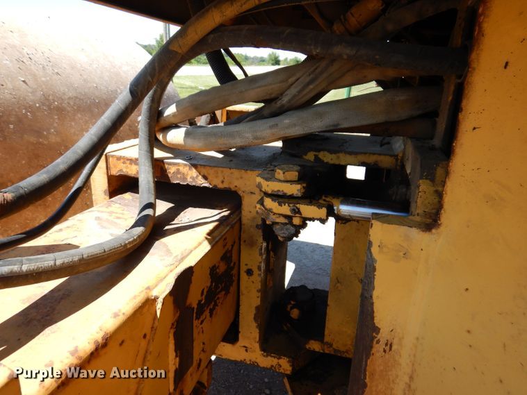 image for item JO9047 1994 Caterpillar CP-433B  single drum vibratory roller