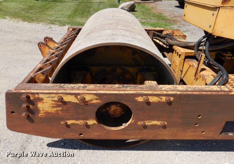 image for item JO9047 1994 Caterpillar CP-433B  single drum vibratory roller