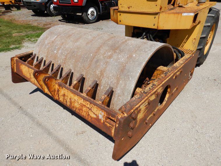 image for item JO9047 1994 Caterpillar CP-433B  single drum vibratory roller