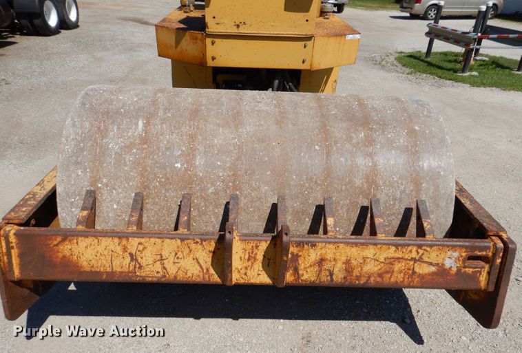 image for item JO9047 1994 Caterpillar CP-433B  single drum vibratory roller