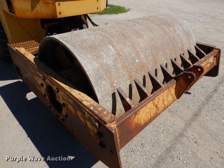 image for item JO9047 1994 Caterpillar CP-433B  single drum vibratory roller