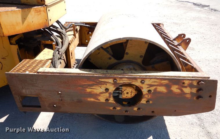 image for item JO9047 1994 Caterpillar CP-433B  single drum vibratory roller