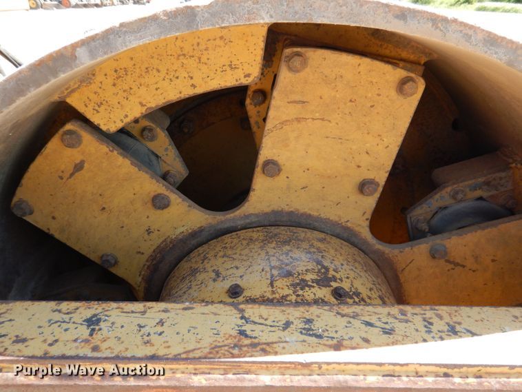 image for item JO9047 1994 Caterpillar CP-433B  single drum vibratory roller