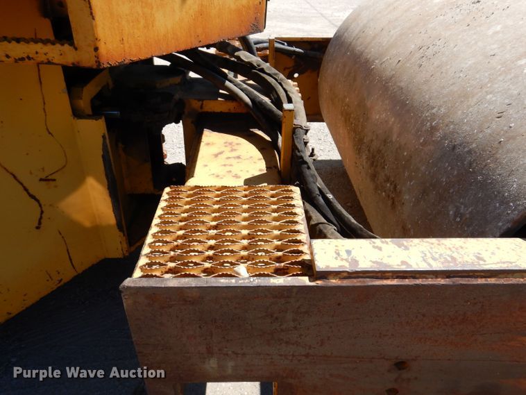 image for item JO9047 1994 Caterpillar CP-433B  single drum vibratory roller