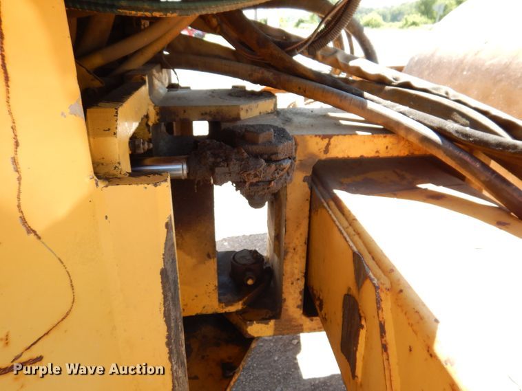 image for item JO9047 1994 Caterpillar CP-433B  single drum vibratory roller